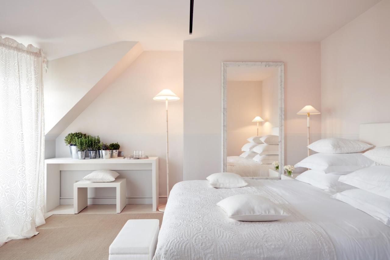 ムッシュー ジョルジュ ホテル&スパ シャンゼリゼ パリ エクステリア 写真 A bedroom in the Hotel de l'Europe