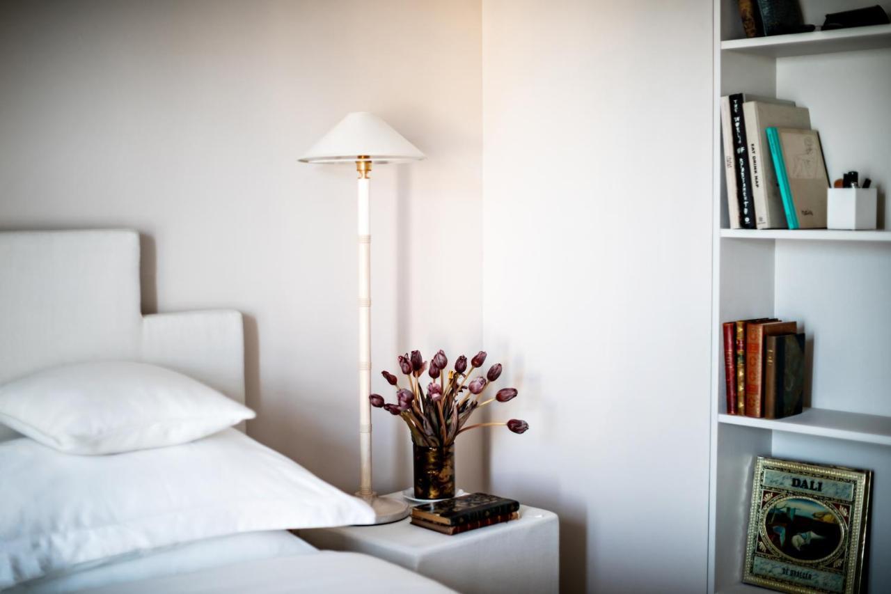 ムッシュー ジョルジュ ホテル&スパ シャンゼリゼ パリ エクステリア 写真 A floor lamp