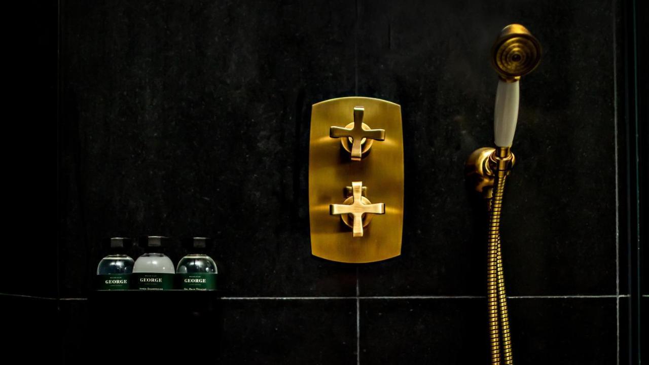 ムッシュー ジョルジュ ホテル&スパ シャンゼリゼ パリ エクステリア 写真 A shower