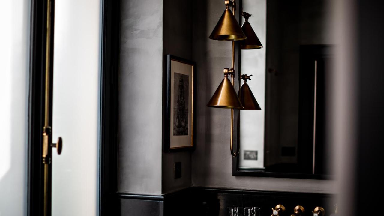 ムッシュー ジョルジュ ホテル&スパ シャンゼリゼ パリ エクステリア 写真 The interior of the restaurant