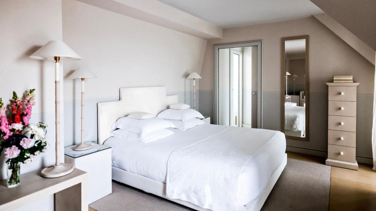 ムッシュー ジョルジュ ホテル&スパ シャンゼリゼ パリ エクステリア 写真 A bedroom at the hotel