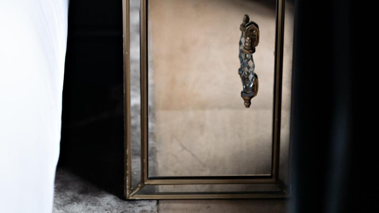 ムッシュー ジョルジュ ホテル&スパ シャンゼリゼ パリ エクステリア 写真 A door knocker