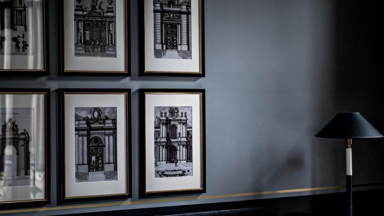 ムッシュー ジョルジュ ホテル&スパ シャンゼリゼ パリ エクステリア 写真 Prints of the facade of the National Theatre, 2016