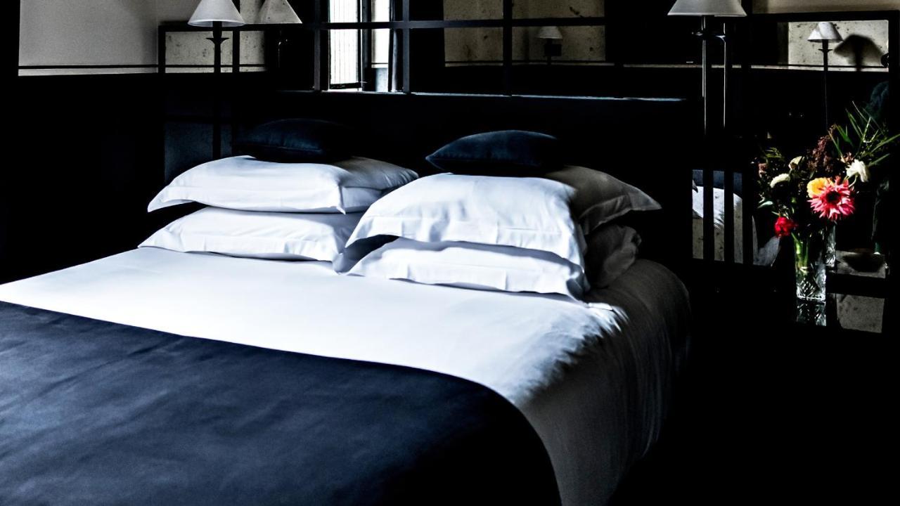 ムッシュー ジョルジュ ホテル&スパ シャンゼリゼ パリ エクステリア 写真 A bed with a duvet