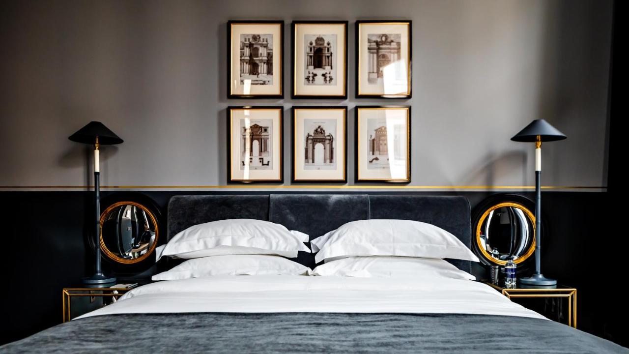 ムッシュー ジョルジュ ホテル&スパ シャンゼリゼ パリ エクステリア 写真 A bedroom at the Hotel de Crillon