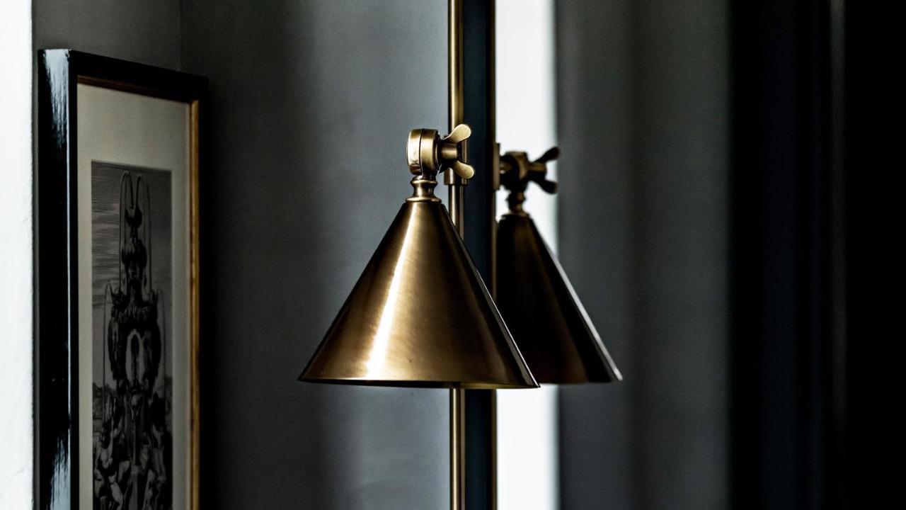 ムッシュー ジョルジュ ホテル&スパ シャンゼリゼ パリ エクステリア 写真 A floor lamp