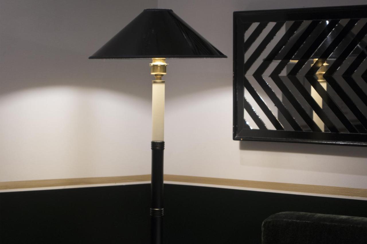 ムッシュー ジョルジュ ホテル&スパ シャンゼリゼ パリ エクステリア 写真 Floor lamp