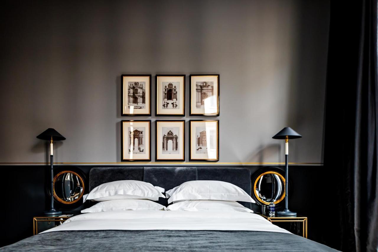 ムッシュー ジョルジュ ホテル&スパ シャンゼリゼ パリ エクステリア 写真 A bedroom at the Hotel de Matignon