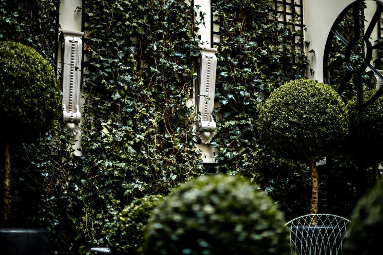 ムッシュー ジョルジュ ホテル&スパ シャンゼリゼ パリ エクステリア 写真 The courtyard of the hotel